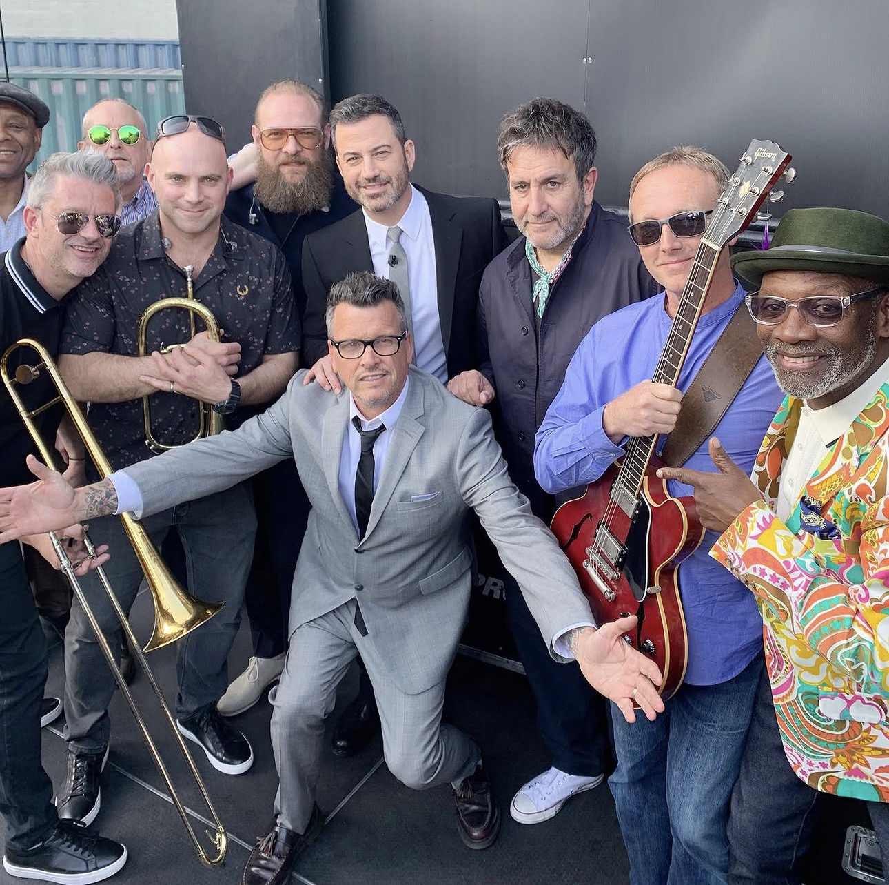 La banda junto al presentador Jimmy Fallon, en una aparición televisiva