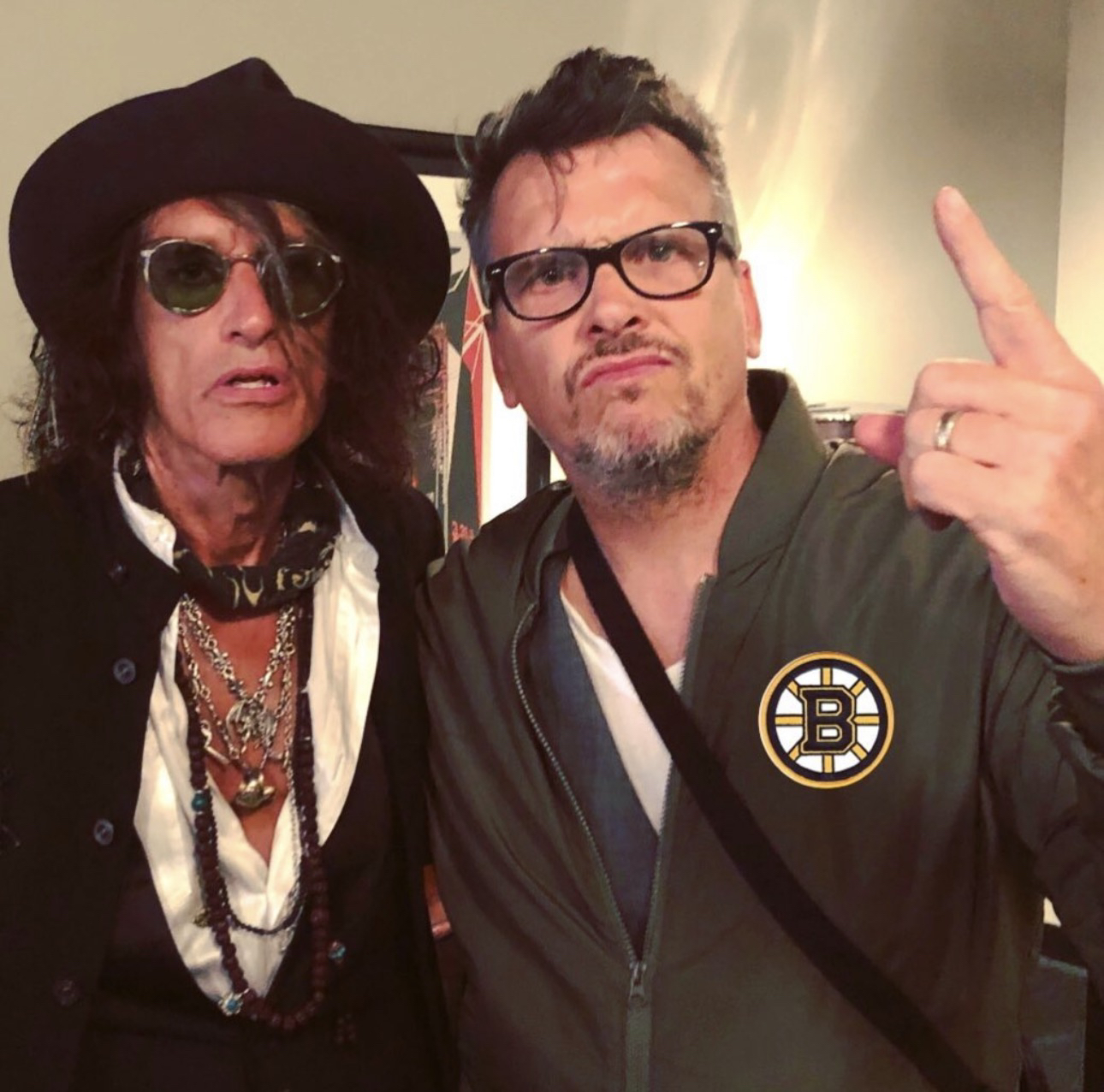 Un integrante de la banda junto a Joe Perry, de Aerosmith