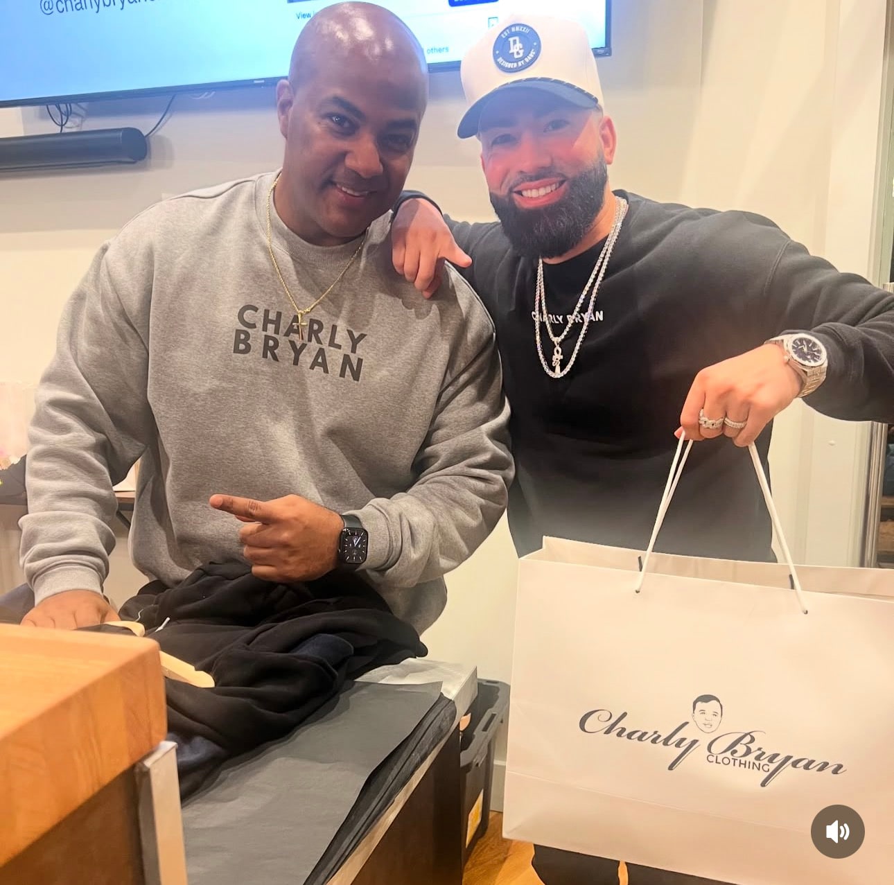 Tomas Soto en un evento de Charly Bryan Clothing, sosteniendo mercancía de la marca