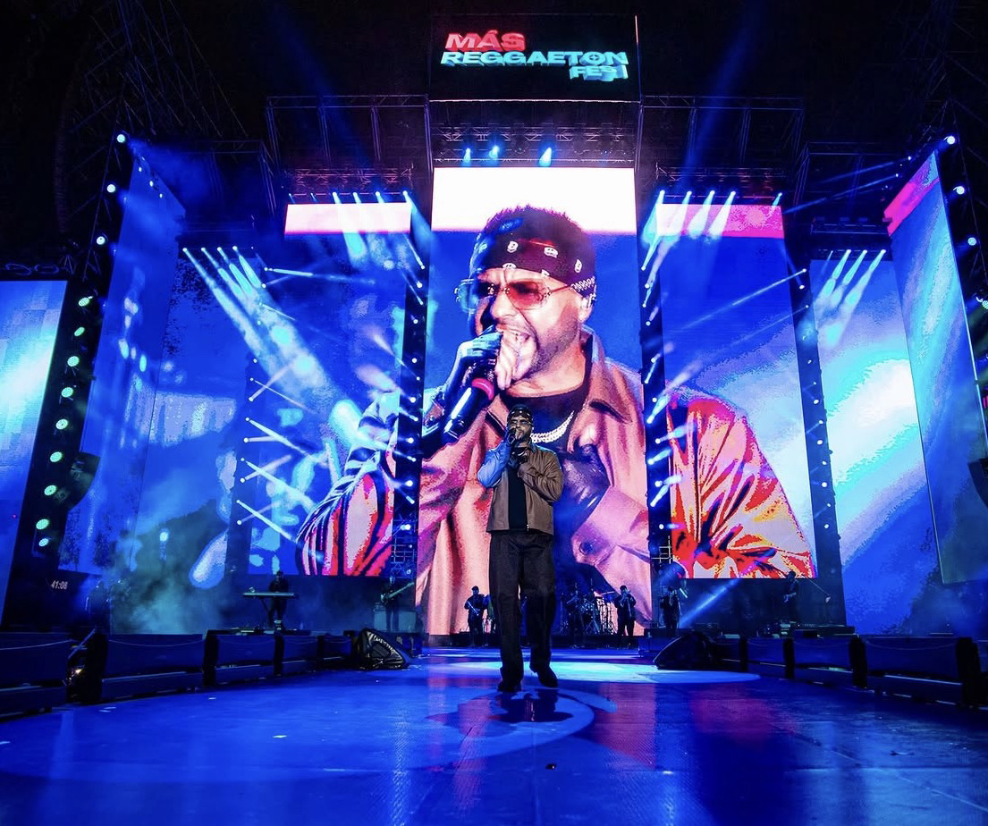 Tony Dize en el Más Reggaetón Fest, frente a las pantallas del escenario